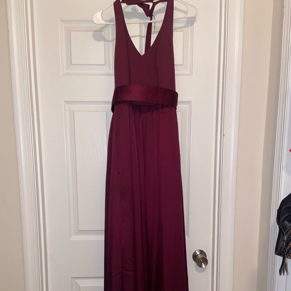 Vera Wang v-neck halter gown - Picture 2 of 5